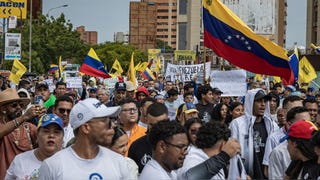 La ley de amnistía se frena en el Parlamento chavista mientras la oposición retoma las calles en Venezuela