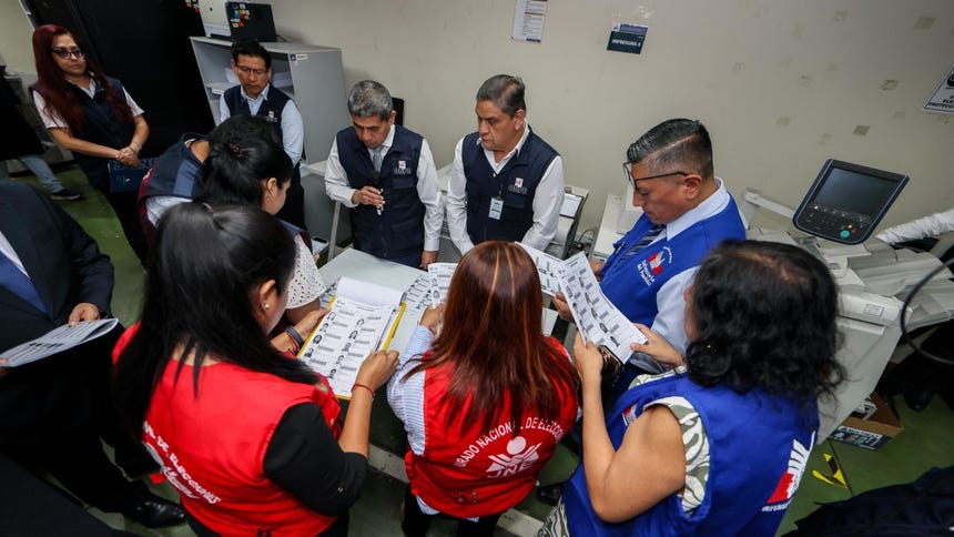 El acto público contó con la participación de representantes de diversas instituciones públicas y de la sociedad civil.