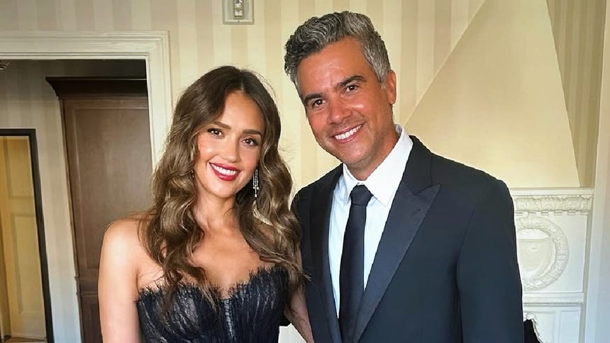 Jessica Alba se casó con Cash Warren el 2008. Ambos tienen tres hijos juntos.