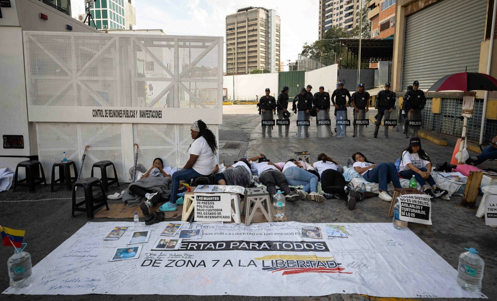 Familiares de presos políticos en Venezuela se mantienen encadenados en los alrededores de un penal de Caracas para protestar por el incumplimiento de la promesa hecha, hace una semana, por el presidente del Parlamento, Jorge Rodríguez, sobre la liberación de 