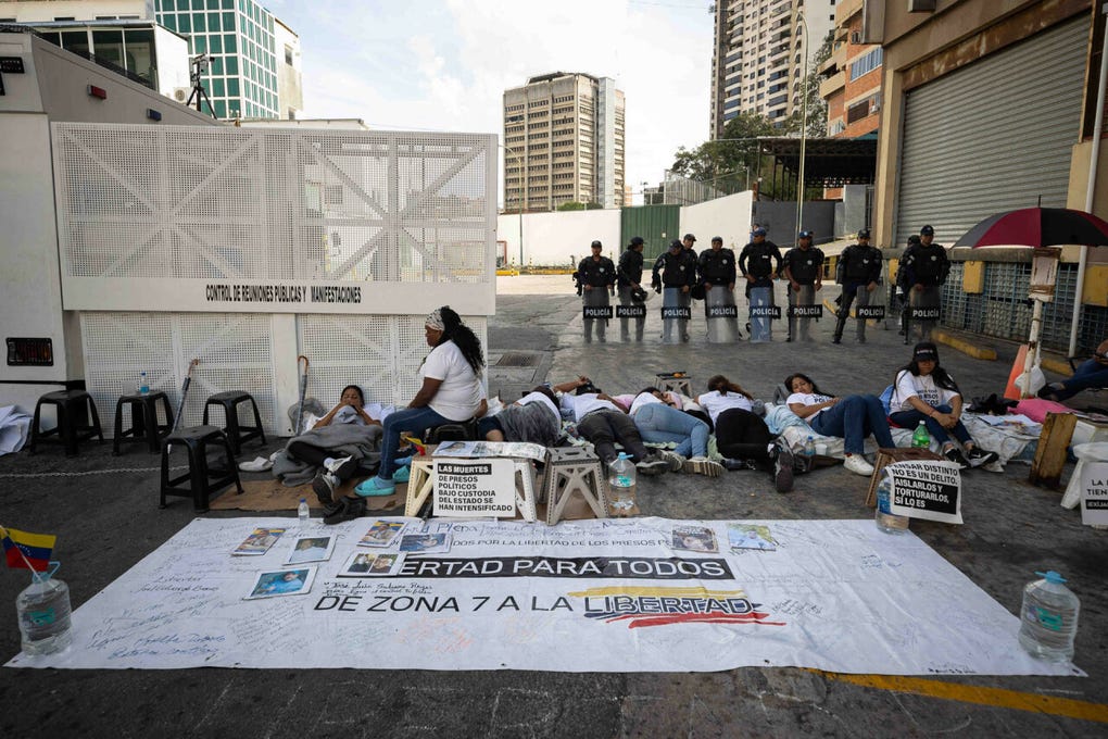 Familiares de presos políticos en <a data-mce-href=https://rpp.pe/noticias/venezuela href=https://rpp.pe/noticias/venezuela target=_blank rel=noopener>Venezuela</a> se mantienen encadenados en los alrededores de un penal de <strong>Caracas </strong>para protestar por el incumplimiento de la promesa hecha, hace una semana, por el presidente del Parlamento,<strong> Jorge Rodríguez</strong>, <a data-mce-href=https://rpp.pe/mundo/venezuela/la-ley-de-amnistia-se-frena-en-el-parlamento-chavista-mientras-la-oposicion-retoma-las-calles-en-venezuela-noticia-1675687 href=https://rpp.pe/mundo/venezuela/la-ley-de-amnistia-se-frena-en-el-parlamento-chavista-mientras-la-oposicion-retoma-las-calles-en-venezuela-noticia-1675687 target=_blank rel=noopener>sobre la liberación de todos los detenidos el mismo día en que se aprobara la ley de amnistía</a>, lo que todavía no ha ocurrido.