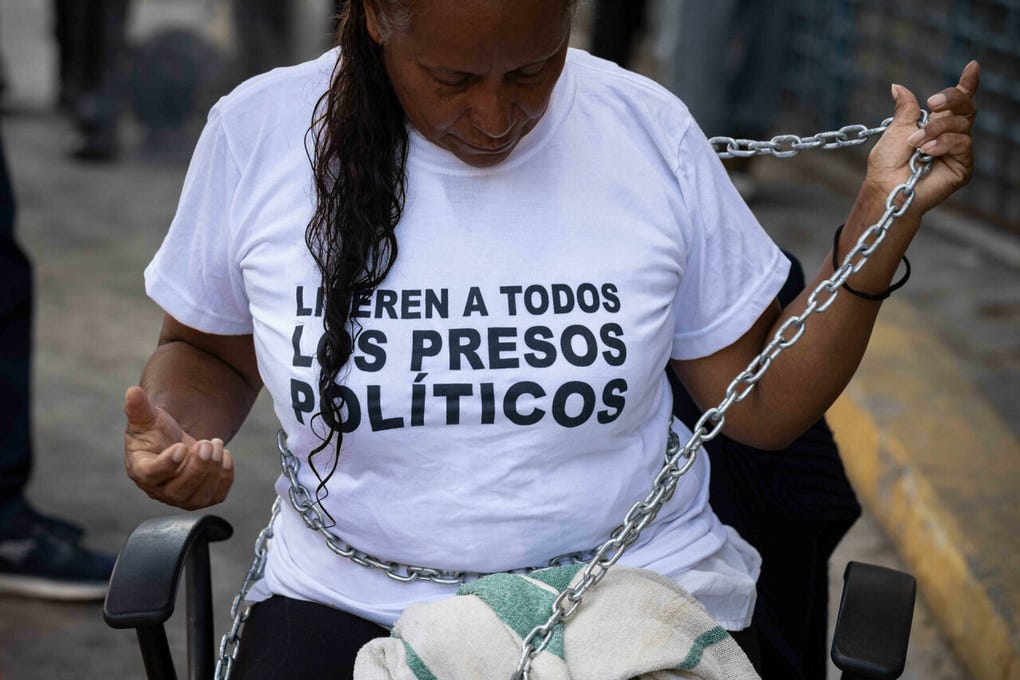 Hace una semana, Rodríguez estuvo afuera del centro de reclusión y aseguró que las liberaciones se harían efectivas una vez que el <strong>Parlamento </strong>aprobara la ley de amnistía, lo que estimaba ocurriría esta semana. Sin embargo, el Legislativo difirió la discusión el jueves.