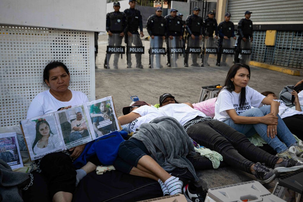 Unos diez familiares permanecen encadenados desde hace 24 horas en este centro de reclusión conocido como Zona 7.