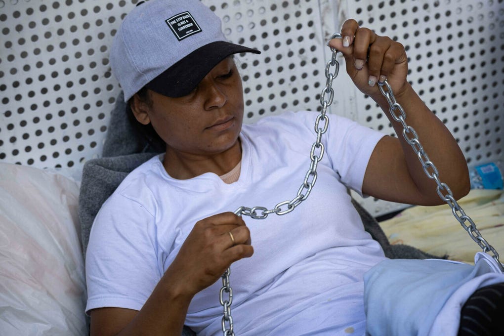 Es agotador. Nos mantenemos aquí porque tenemos la esperanza de ver a nuestros familiares salir, señalaron.