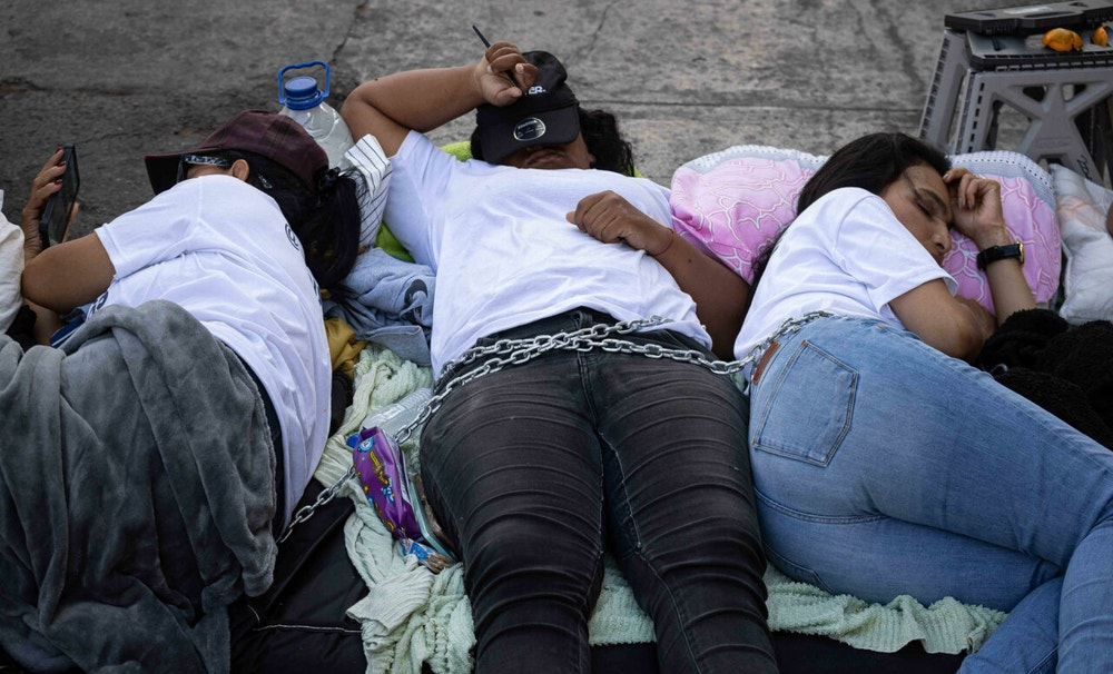 Asimismo, aseguraron haber pernoctado en dicho lugar para exigir la liberación de sus parientes desde el pasado 8 de enero, cuando el presidente del Parlamento anunció la excarcelación de un 