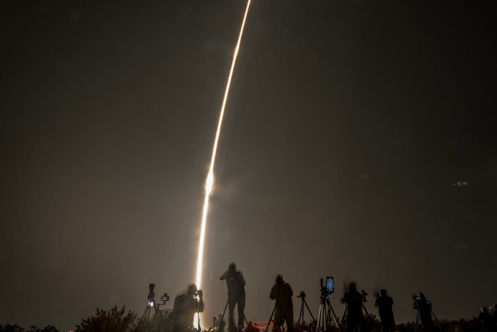 La misión viaja a bordo de una cápsula SpaceX Dragon con una tripulación integrada por los estadounidenses Jessica Meir y Jack Hathaway, el ruso Andrey Fedyaev, y Sophie Adenot, la segunda mujer francesa en viajar al espacio.