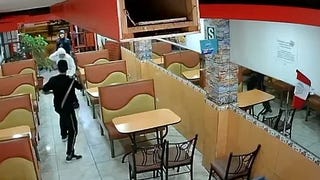 ¡El colmo! Pandilleros se pelean a machetazos dentro de pollería de SMP [VIDEO]