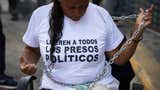 Familiares se mantienen encadenados cerca de un penal en Venezuela por presos políticos [FOTOS]
