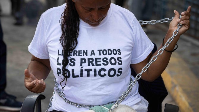 Familiares se mantienen encadenados cerca de un penal en Venezuela por presos políticos [FOTOS]