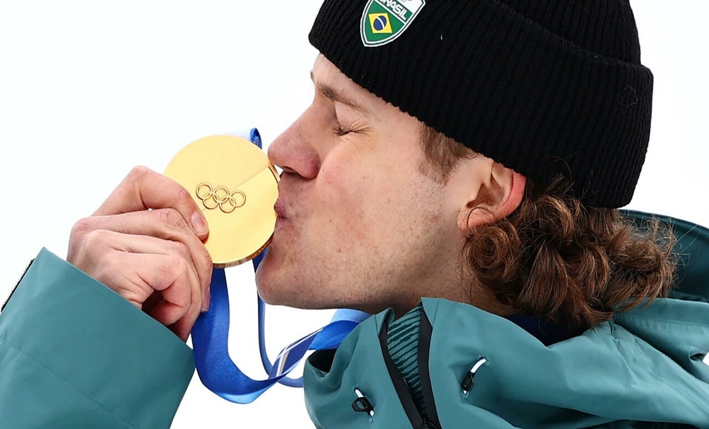 El esquiador brasileño Lucas Pinheiro ha hecho historia, al darle a Brasil y a Latinoamérica su primera medalla en los Juegos Olímpicos de Invierno.