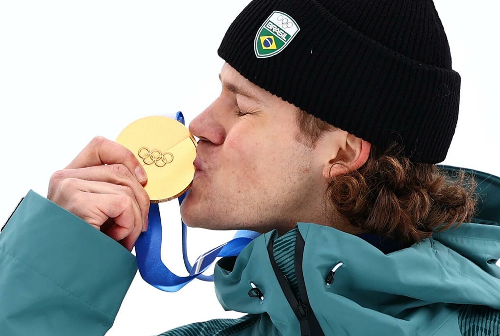El esquiador brasileño Lucas Pinheiro ha hecho historia, al darle a Brasil y a Latinoamérica su primera medalla en los Juegos Olímpicos de Invierno.