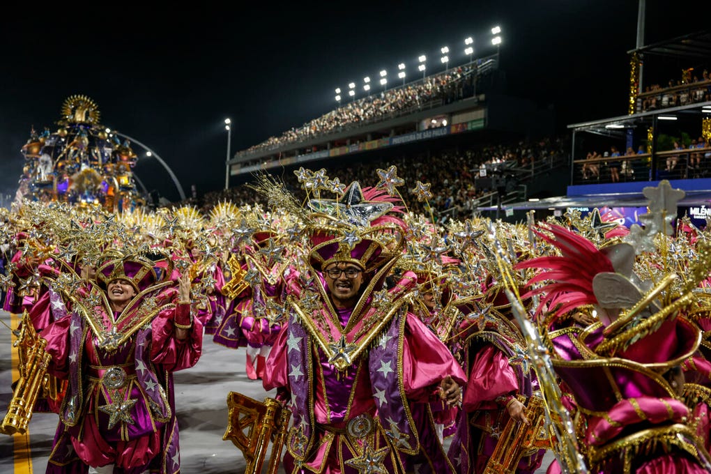 El Carnaval de Sao Paulo arrancó el viernes con desfiles de 14 escuelas de samba.