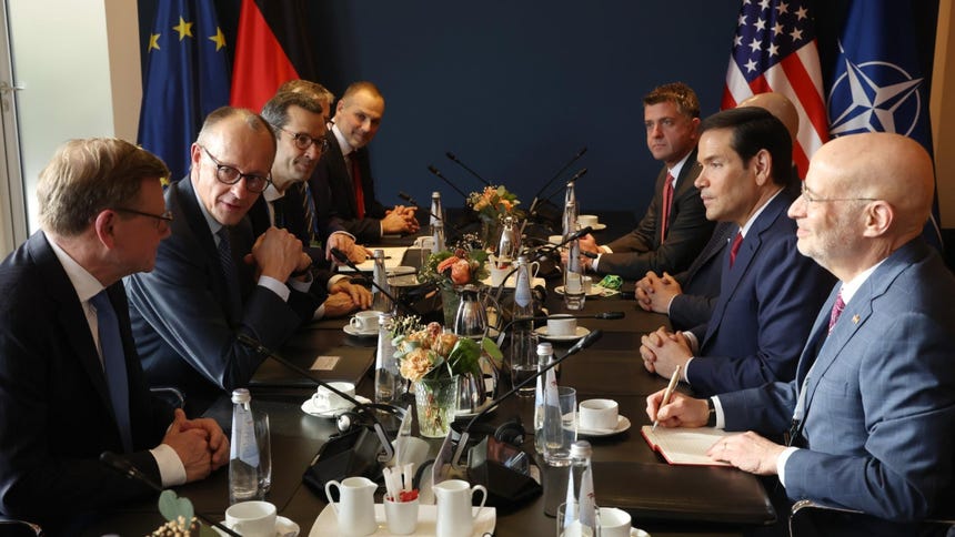 El canciller alemán Friedrich Merz (segundo por la izquierda) gesticula ante el secretario de Estado estadounidense Marco Rubio (segundo por la derecha) mientras el ministro de Asuntos Exteriores alemán Johann Wadephul (izquierda) observa durante una reunión bilateral en la 62.ª Conferencia de Seguridad de Múnich, celebrada el 13 de febrero de 2026 en Múnich, Alemania. La conferencia, que reúne a líderes gubernamentales, expertos en seguridad y ministros de Defensa, se celebra en un momento en que la tradicional alianza política y militar occidental se enfrenta a una ruptura debido a las políticas del presidente estadounidense Donald Trump.