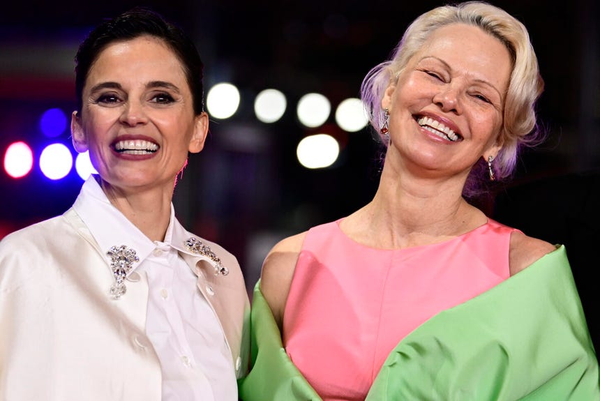 Las actrices Pamela Anderson (d) y Elena Anaya asisten a la proyección de 'Rosebush Pruning' durante el Festival Internacional de Cine de Berlín. 