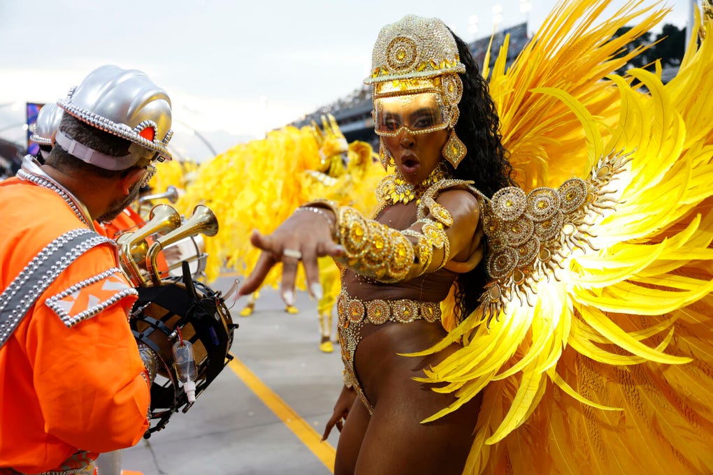 El desfile organizado por la alcaldía de Sao Paulo marca el inicio oficial de las celebraciones carnavalescas en el país.