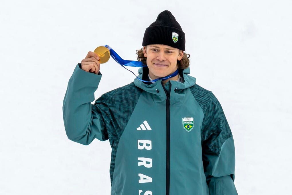 Lucas Pinheiro empezó a competir como Lucas Braathen para Noruega -país para el que logró los primeros cinco de sus seis triunfos en la Copa del Mundo-, pero desde hace dos lo hace para Brasil.