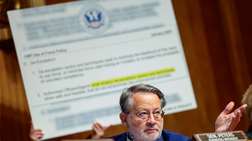 El DHS ha asignado en los últimos años unos 10.000 millones de dólares (unos 8.400 millones de euros) anuales al ICE para su funcionamiento. Esta es la partida bloqueada actualmente en el Congreso.