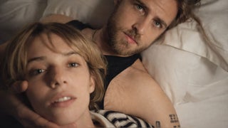 Maya Hawke reúne al elenco de 'Stranger Things' en su boda sorpresa con Christian Lee Hutson en San Valentín