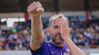 Pirata blanquiazul: el saludo de Hernán Barcos a Alianza Lima por su aniversario y la respuesta de los hinchas