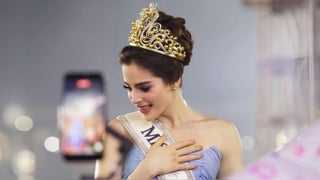 Miss Universo 2025, Fátima Bosch, sufre aparatosa caída durante desfile en Ecuador