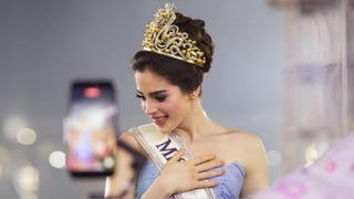 Miss Universo 2025, Fátima Bosch, sufre aparatosa caída durante desfile en Ecuador