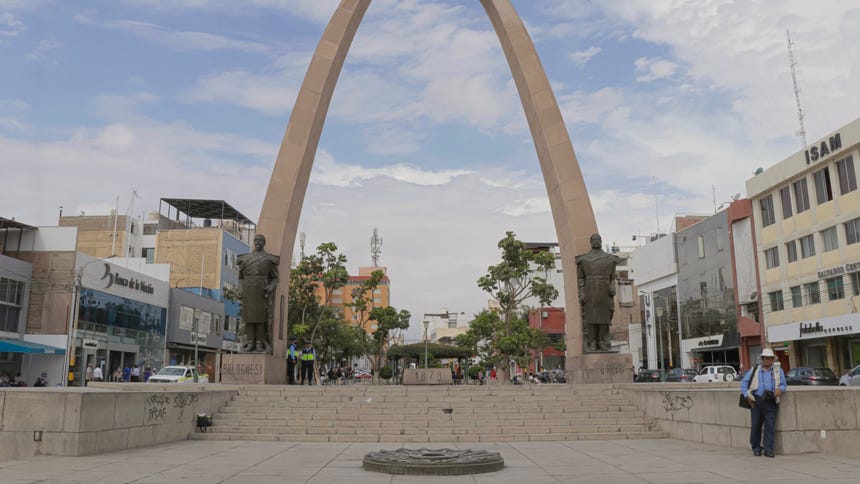 Tacna: Sujetos realizan pintas en el Arco Parabólico durante celebración por el aniversario de Alianza Lima