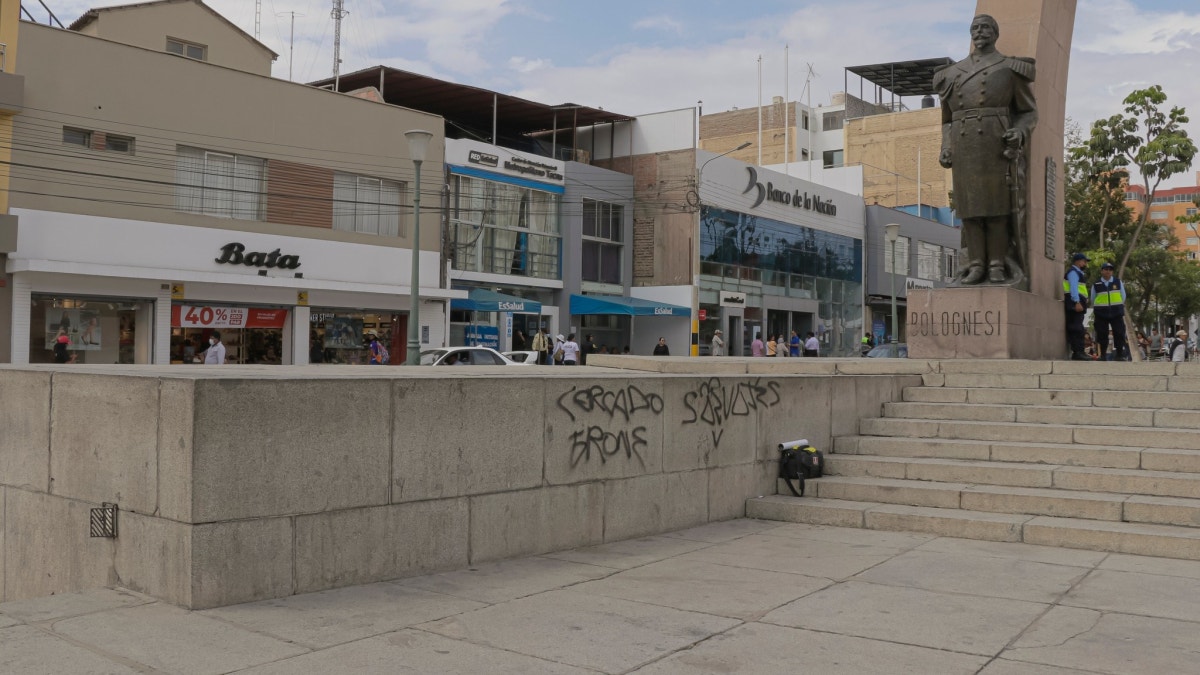 Tacna: Sujetos realizan pintas en el Arco Parabólico durante celebración por el aniversario de Alianza Lima