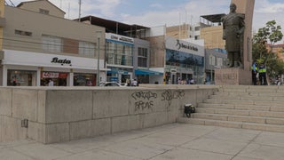 Tacna: Sujetos realizan pintas en el Arco Parabólico durante celebración por el aniversario de Alianza Lima