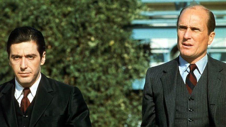 Al Pacino como Michael Corleone y Robert Duvall como Tom Hagen en El Padrino.