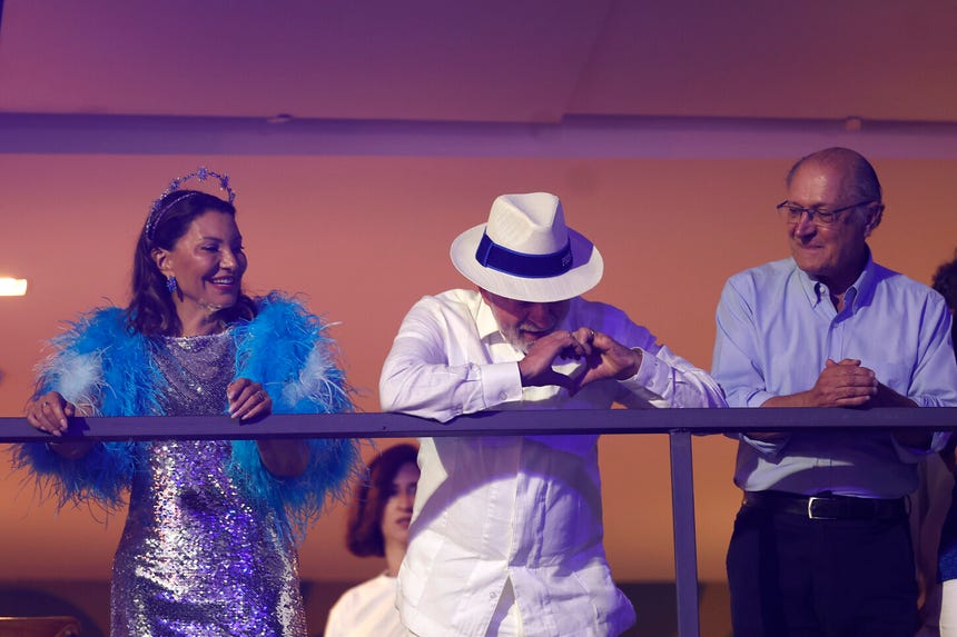 El presidente Luiz Inácio Lula da Silva siguió los desfiles desde el palco junto a Rosângela Lula da Silva.