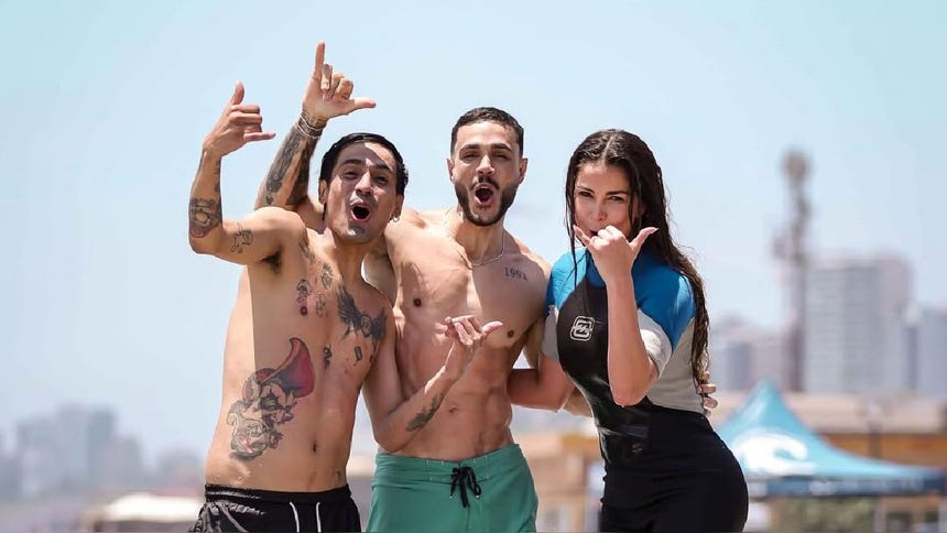 Laura Spoya se comunicó con Mario Irivarren y GerardoPe en su podcast La Manada.