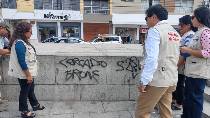 Tacna: Sujetos realizan pintas en el Arco Parabólico durante celebración por el aniversario de Alianza Lima