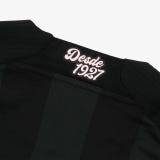 En la parte trasera del cuello está la frase: Desde 1927.