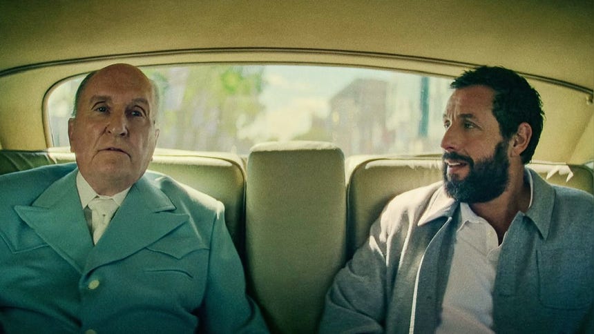 Adam Sandler junto a Robert Duvall en la película de comedia deportiva Hustle (2022).