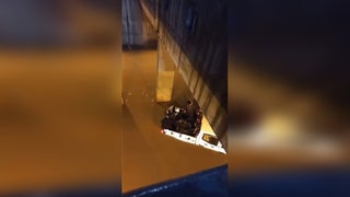 Rescatan a una familia que quedó atrapada en su camioneta tras fuertes lluvias en Arequipa [VIDEO]