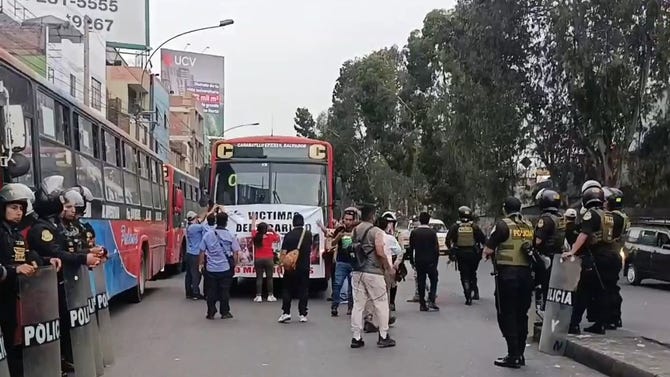 Buses de empresa El Rápido protestan con apagado de motores a la altura del óvalo Habich