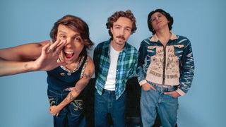 Música de carretera y moda de los 2000: la nostalgia que define ‘Canto pa no llorar’ de TIMØ