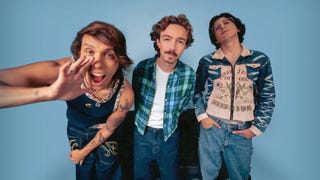 Música de carretera y moda de los 2000: la nostalgia que define ‘Canto pa no llorar’ de TIMØ