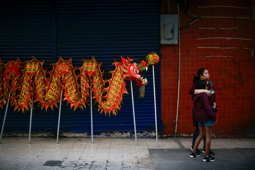 El Caballo, que representa a quienes nacieron en años como 1930, 1942, 1954, 1966, 1978, 2022, 2014 y 2026, es el séptimo animal del ciclo zodiacal chino, precedido por la Rata, el Buey, el Tigre, el Conejo, el Dragón y la Serpiente; y sucedido por la Oveja, el Mono, el Gallo, el Perro y el Cerdo.