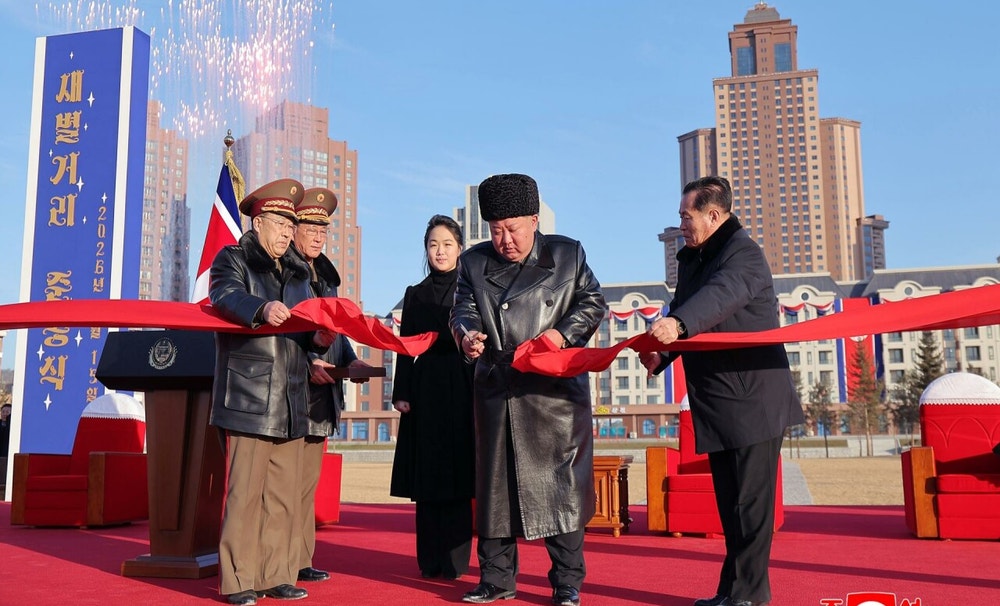 El líder norcoreano, Kim Jong-un, inauguró en la víspera junto a su hija un conjunto de viviendas destinadas a las familias de los soldados norcoreanos fallecidos en la guerra de Ucrania, donde fueron desplegadas para apoyar al bando ruso, informó este lunes la agencia estatal de noticias KCNA.