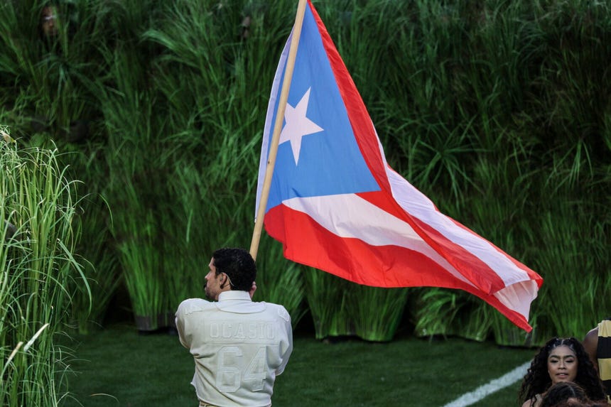 El cantante puertorriqueño presentó una selección de sus temas más populares en el show de medio tiempo del Super Bowl 2026.