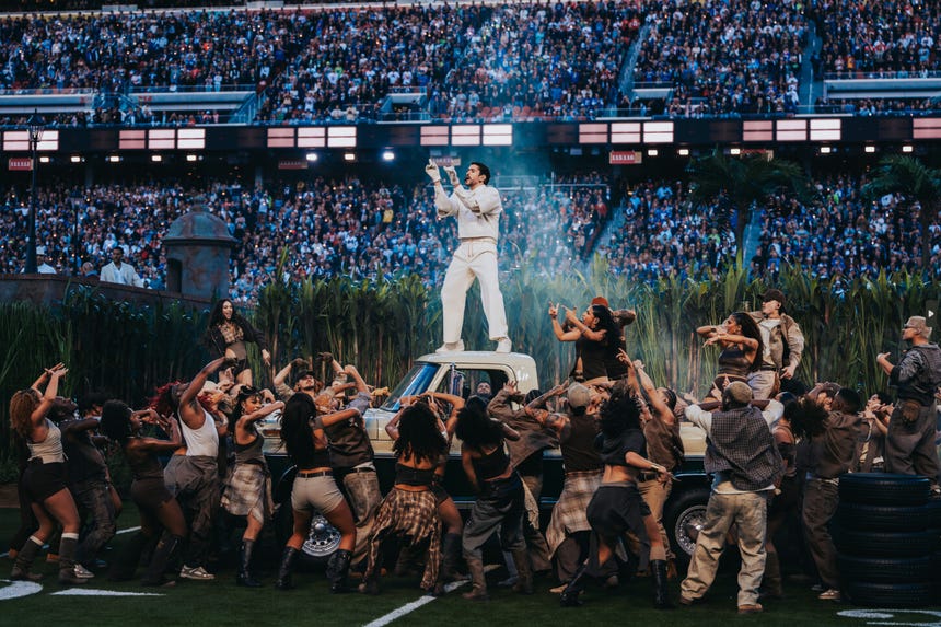 El Super Bowl se convirtió en una celebración de la cultura latina, una de las fiestas más grandes del mundo, según la propuesta escénica de Bad Bunny.