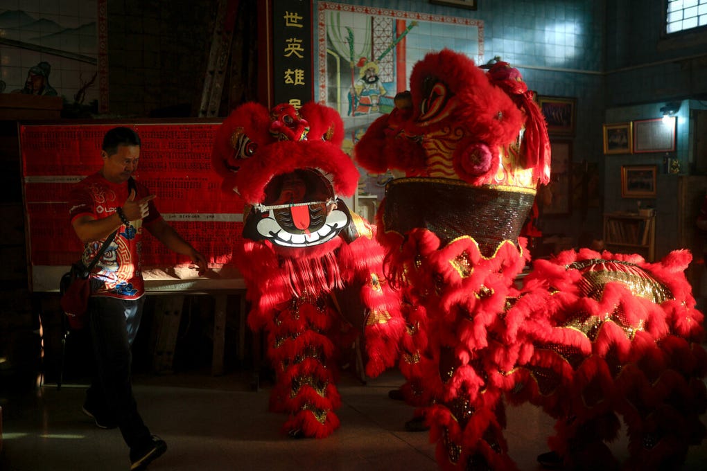 Los dragones rojos danzaron a la entrada del barrio, entre el renovado portón imperial, faroles y confeti, ante la mirada de residentes y turistas.