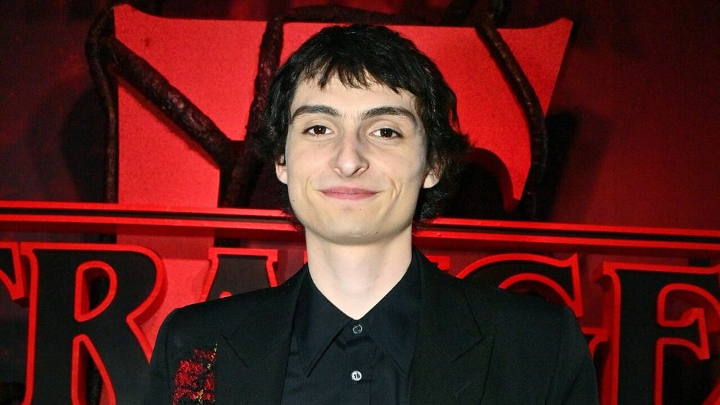 <strong>Finn Wolfhard</strong> (23/12/2002): Conocido por <strong>Stranger Things</strong>, también desarrolla su faceta musical. Representa a la nueva generación de “Caballos”: inquietos, creativos y multifacéticos.