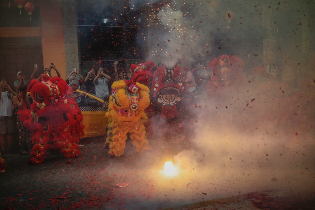 En el barrio chino del colonial Casco Antiguo de Ciudad de Panamá, la comunidad del país asiático dio la bienvenida a su Año Nuevo al encender los característicos fuegos artificiales que dieron paso al toque de los tambores y la danza del dragón.