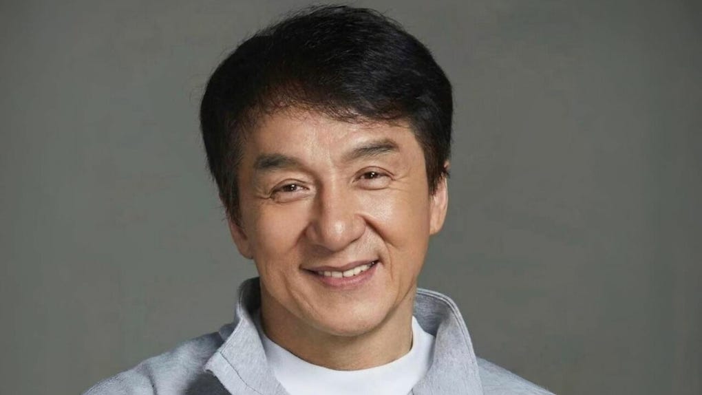 <strong>Jackie Chan</strong> (07/04/1954): Referente mundial de las artes marciales y el cine de acción. Su energía inagotable y su valentía para filmar escenas de riesgo sin dobles encajan con el espíritu independiente y audaz del Caballo.