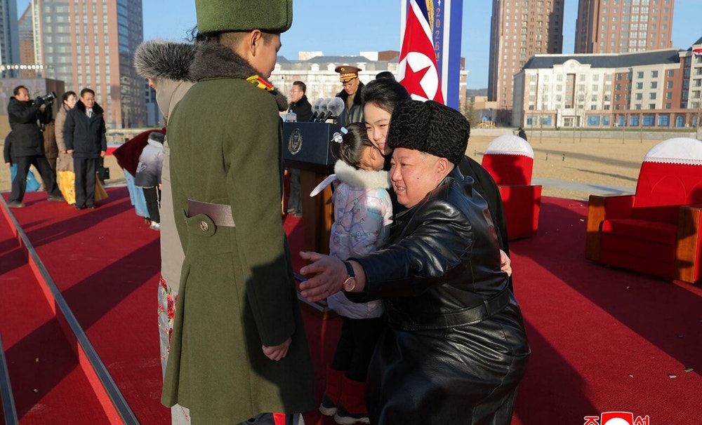 Kim y su hija, quien se cree que podría tener unos 13 años y llamarse Kim Ju-ae, saludaron personalmente a familiares de los caídos durante la ceremonia de inauguración, según muestran las fotos difundidas por la agencia, en las que se los ve abrazándolos e incluso acompañándolos a ver el interior de los inmuebles.