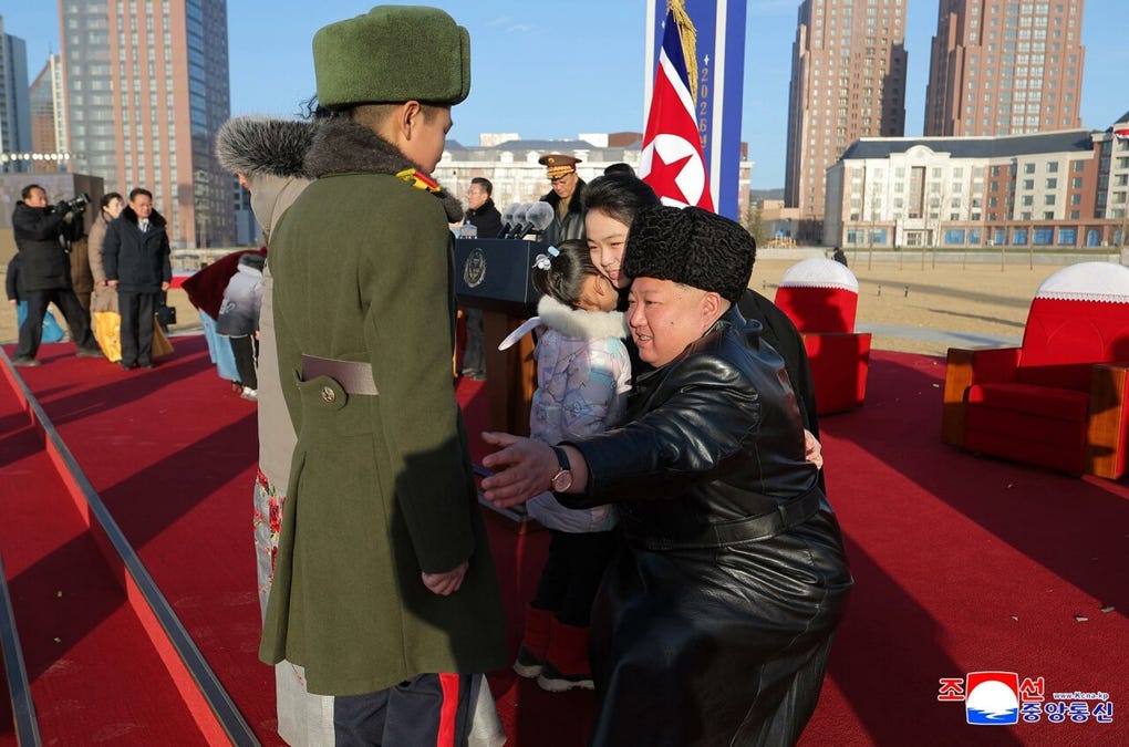 Kim y su hija, quien se cree que podría tener unos 13 años y llamarse Kim Ju-ae, saludaron personalmente a familiares de los caídos durante la ceremonia de inauguración, según muestran las fotos difundidas por la agencia, en las que se los ve abrazándolos e incluso acompañándolos a ver el interior de los inmuebles.