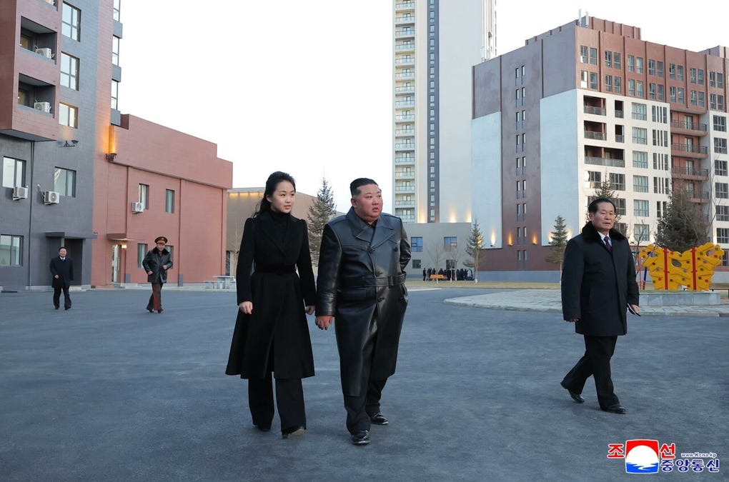 El plan urbanístico fue anunciado el pasado agosto por el propio Kim, quien hizo hincapié en la necesidad de celebrar servicios conmemorativos para sus soldados desplegados en el conflicto ruso-ucraniano, en un aparente esfuerzo por legitimar la participación de Cora del Norte en la contienda y reforzar su apoyo a nivel nacional. El informe de KCNA no recoge cuántas viviendas se han construido.