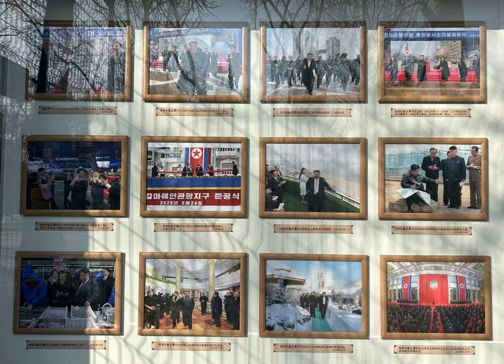 Corea del Norte ha desplegado más de 10 000 soldados para apoyar las labores de Rusia en su invasión de territorio ucraniano, principalmente en la región de Kursk, según fuentes surcoreanas y ucranianas. El régimen norcoreano ha reconocido que más de 400 han perdido la vida en el conflicto y el mes pasado anunció la construcción de un cementerio y memorial para ellos, en cuyos primeros trabajos también estuvieron trabajando Kim y Ju-ae.